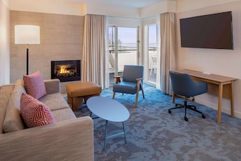 Suite, 1 King Bed, Balcony