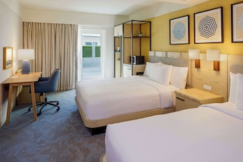 Room, 2 Queen Beds, Bathtub (Mobility & Hearing)