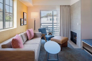 Suite, 1 King Bed (Hearing)