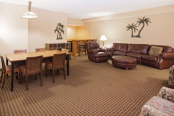 Suite, Multiple Beds, Non Smoking (1 King Bed and 2 Queen Bed)