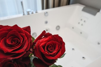 Suite, Jetted Tub, Lake View