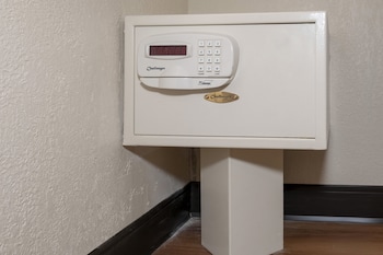 Deluxe Room, 1 Queen Bed (Smoke Free)