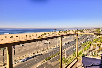 Suite, 1 Bedroom, Accessible (Mob, Roll-In Shwr, Twin Dolphin Tower)