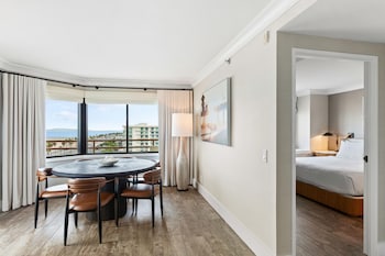 Deluxe Suite, 1 King Bed, Balcony, Oceanfront (Huntington Tower)
