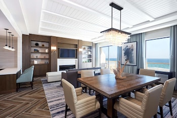 Suite, 1 King Bed, Accessible, Balcony (Mobility/Hearing, Roll In Shower)