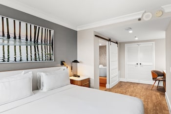 Deluxe Suite, 1 King Bed, Balcony, Oceanfront (Huntington Tower)