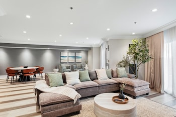 Suite, 1 King Bed, Balcony, Partial Ocean View (Driftwood, Huntington Tower)