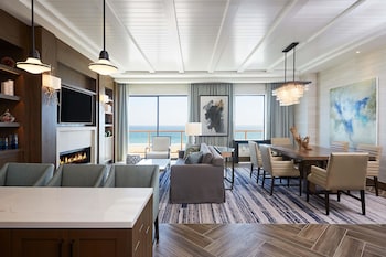 Suite, 1 King Bed, Accessible, Balcony (Mobility/Hearing, Roll In Shower)
