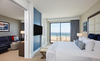 Premium Suite, 1 King Bed, Accessible, Balcony (Hearing)