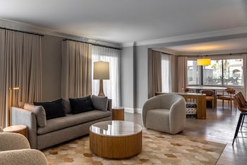 Deluxe Suite, 1 King Bed, Accessible (Roll-in Shower, Huntington Tower)