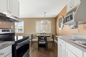 Suite, 1 Bedroom, Poolside (2 Queens)