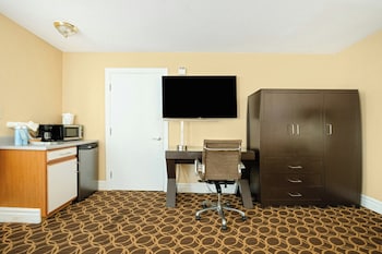 Studio Suite, 1 Queen Bed, Poolside (ADA)