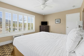 Suite, 2 Bedrooms, Poolside (1 King + 2 Queens)