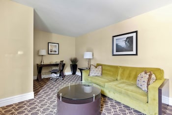 Suite, 2 Bedrooms, Poolside (1 King + 2 Queens)