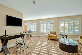 Suite, 1 Bedroom, Poolside (1 King)
