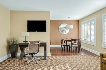 Suite, 2 Bedrooms (Garden Side, One King and One Queen)