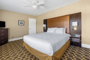 Suite, 2 Bedrooms, Poolside (1 King + 2 Queens)