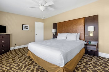 Suite, 2 Bedrooms, Poolside (1 King + 2 Queens)