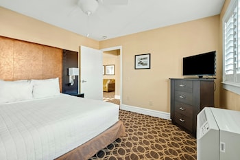 Suite, 1 Bedroom, Poolside (1 King)