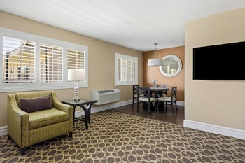 Suite, 1 Bedroom (Garden Side, 2 Queens)