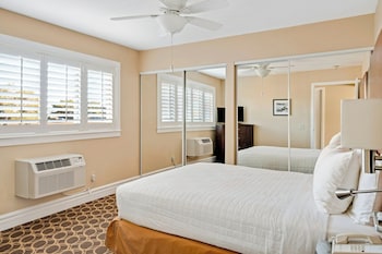Suite, 1 Bedroom, Poolside (1 King)