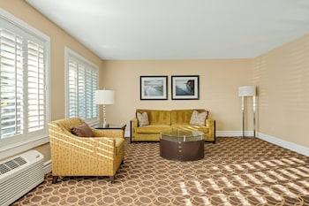 Suite, 1 Bedroom (Garden Side, 2 Queens)