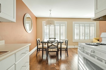 Suite, 1 Bedroom, Poolside (2 Queens)