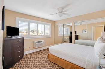 Suite, 2 Bedrooms (Garden Side, 1 King + 2 Queens)