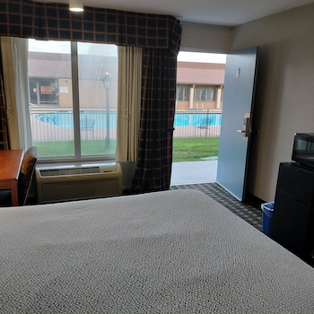 Standard Room, 1 King Bed, Non Smoking (Handicap Accessible)