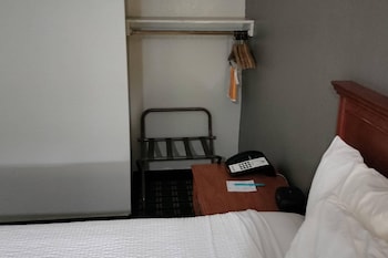Standard Room, 1 King Bed, Roll-in Shower, Non Smoking (Handicap Accessible)