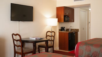 Room, 2 Queen Beds, Non Smoking, Balcony (Partial Ocean View)