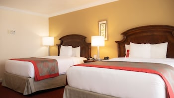 Room, 2 Queen Beds, Non Smoking, Balcony (Partial Ocean View)