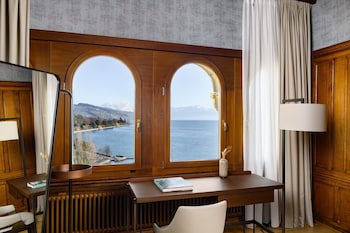 Suite, 1 Queen Bed, Lake View