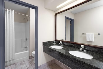 Deluxe Studio Suite, 1 King Bed, Non Smoking