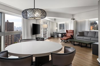 Deluxe Suite, 1 King Bed (Skyline)