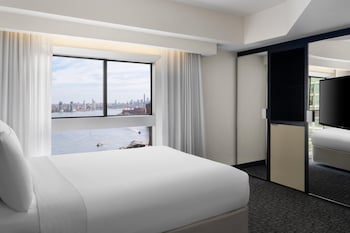 Deluxe Suite, Multiple Beds, Jetted Tub