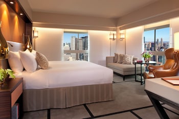 Deluxe Room, 1 King Bed, City View, Corner