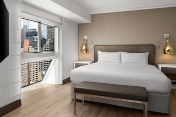 Deluxe Suite, 1 King Bed (Skyline)