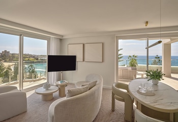 Signature Suite, Club Lounge Access