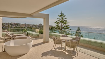 Signature Suite, Club Lounge Access