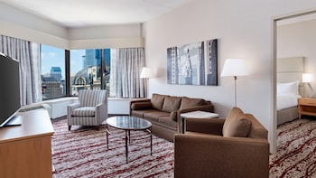 Junior Suite, 1 King Bed, Mobility Accessible
