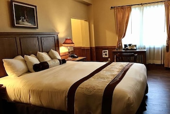 Deluxe Room, 1 King Bed, Accessible, Non Smoking (Mobility/Roll-In Shower)