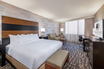Junior Suite, 1 King Bed, Mobility Accessible