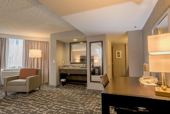 Junior Suite, 1 King Bed, Mobility Accessible