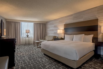 Room, 1 King Bed, Mobility Accessible, Microwave (Mobility, Roll-In Shower)