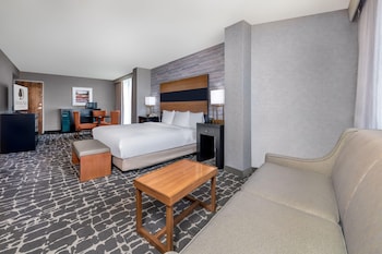 Junior Suite, 1 King Bed, Mobility Accessible