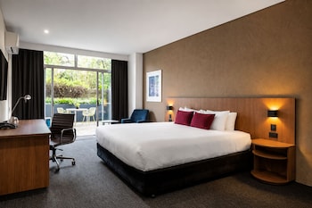 Superior Room, 1 King Bed, Patio