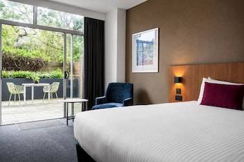 Superior Room, 1 King Bed, Patio