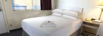 Room, 1 King Bed, Smoking
