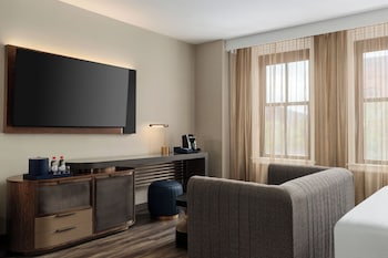 Deluxe Room, 1 King Bed, Mobility Accessible, Bathtub